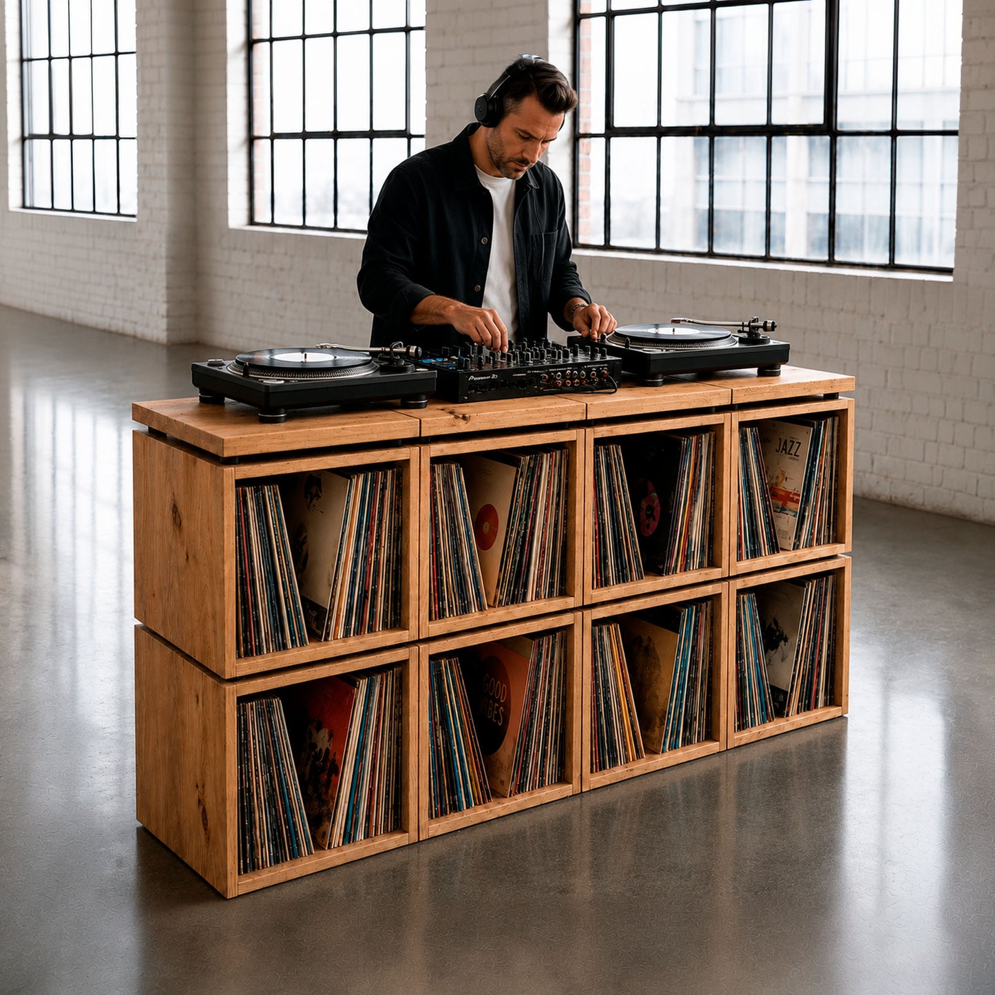 Il supporto per giradischi Station con copertina dell'album e giradischi sul piano in legno