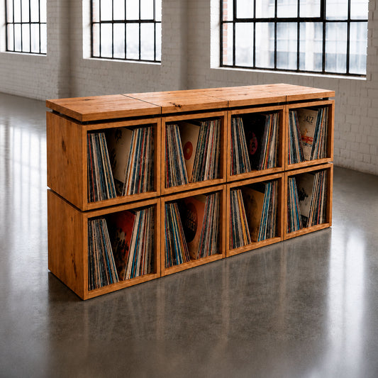 Die Station-Konsole aus Massivholz mit Plattenteller und Lautsprechern oben, Schallplatten unten