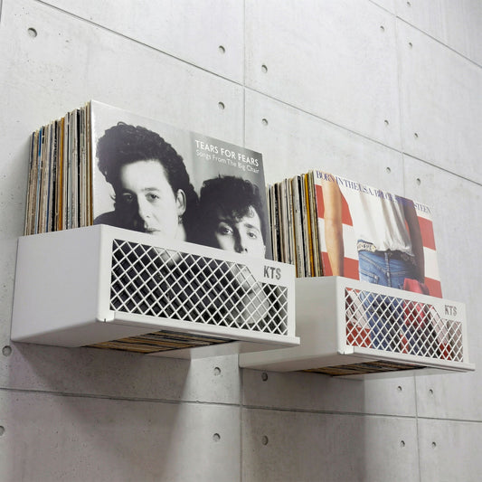 Flying V x8 wandmontiertes Vinyl-Display in Weiß auf einer gemauerten Galeriewand