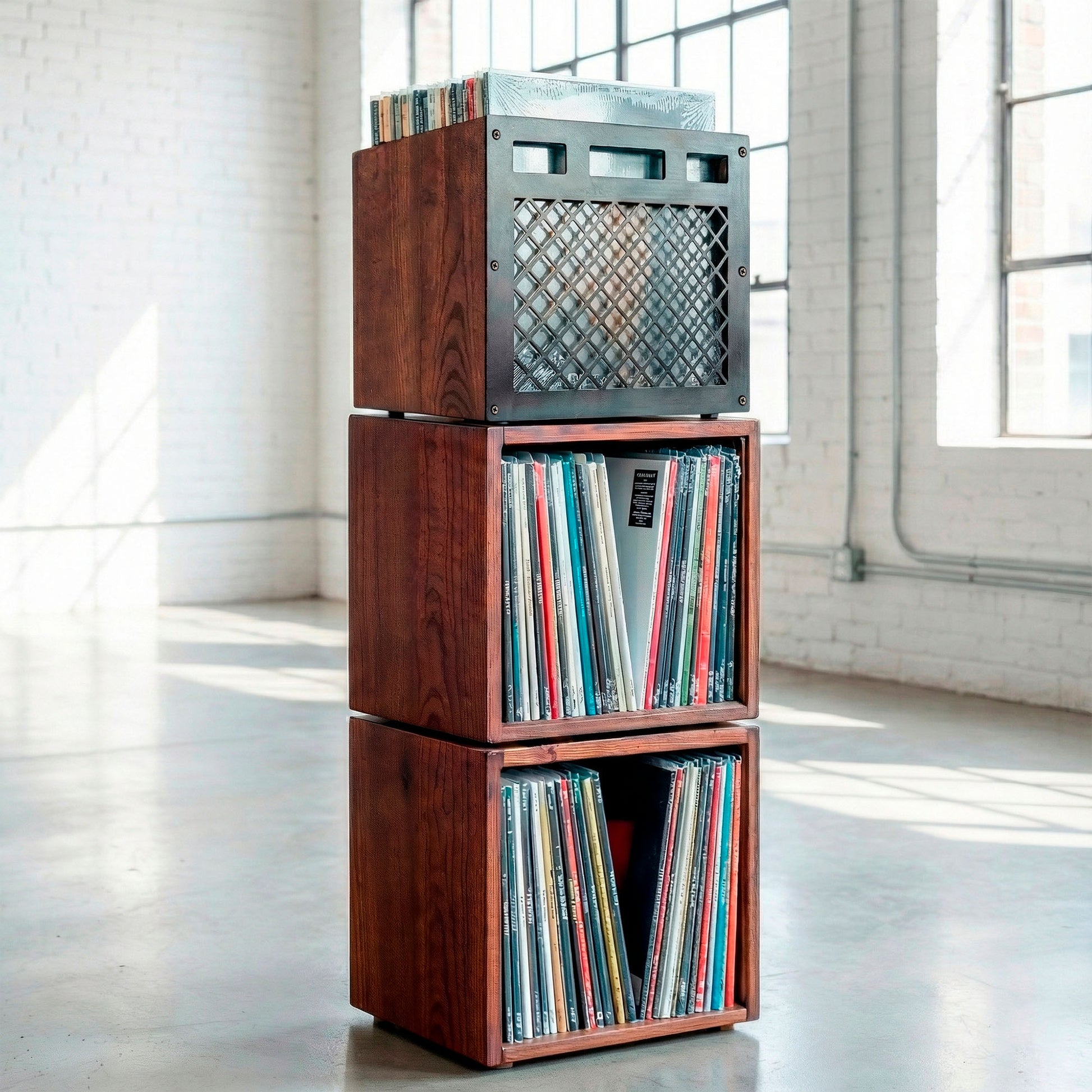 Estantería modular de almacenamiento de discos de vinilo de madera oscura que incluye un componente en la parte superior y dos cubos de discos LP completos.