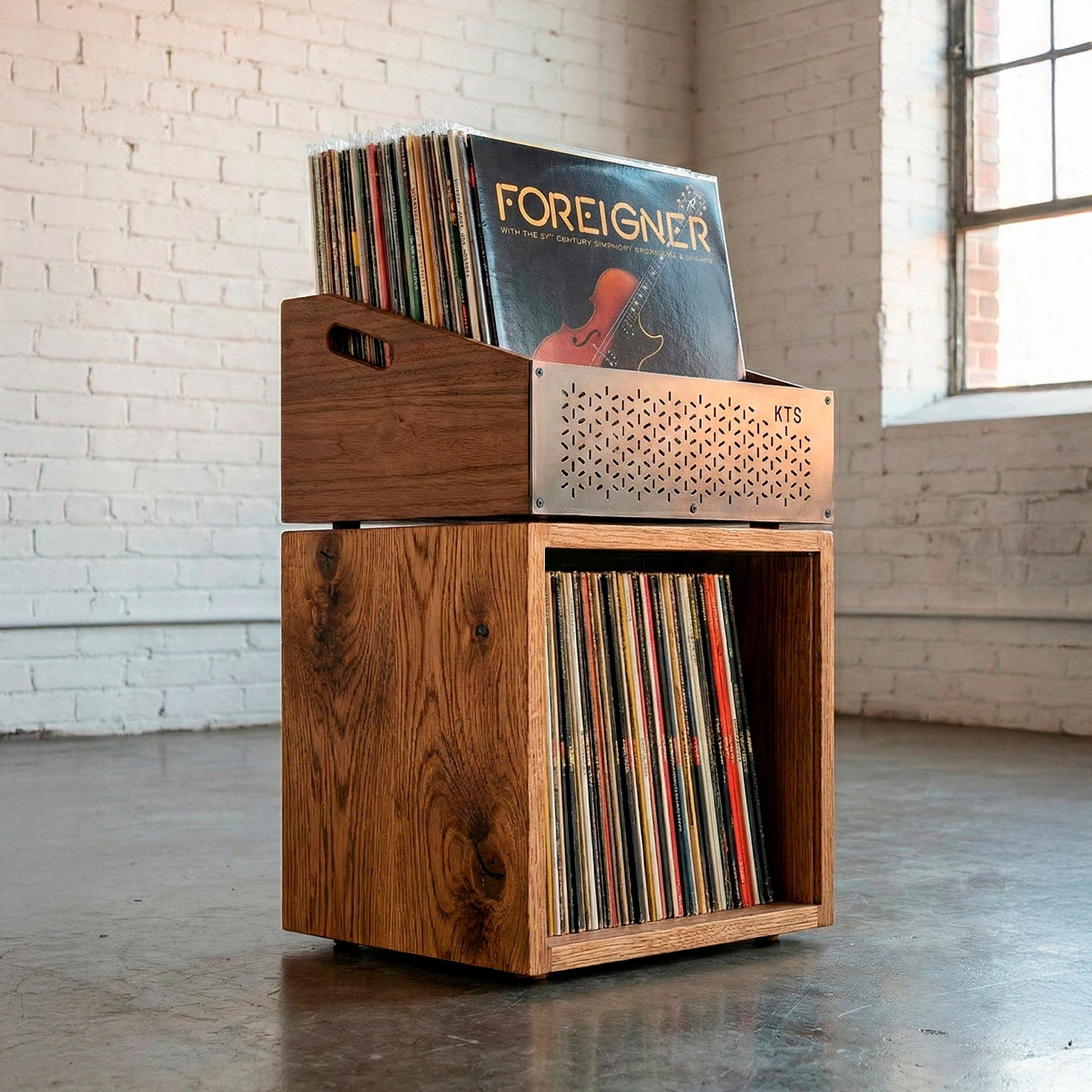Caja de madera maciza para almacenar y organizar discos de vinilo.