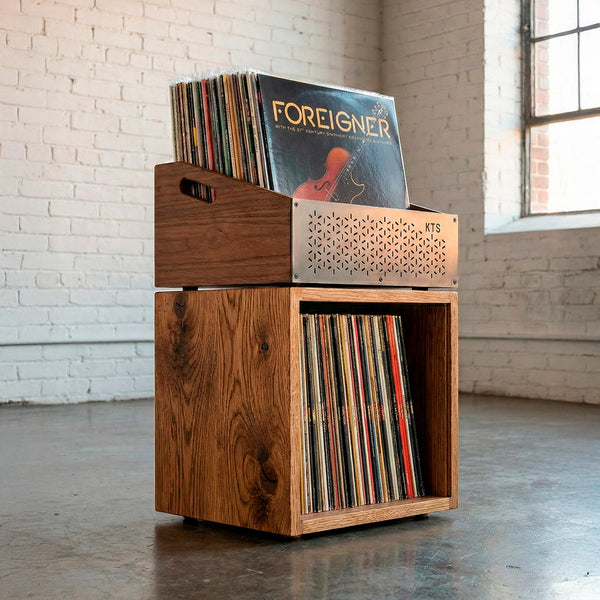 Caja de madera maciza para almacenar y organizar discos de vinilo.