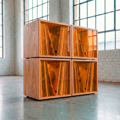 Cuatro cubos de madera apilados para organizar discos de vinilo, diseño moderno.