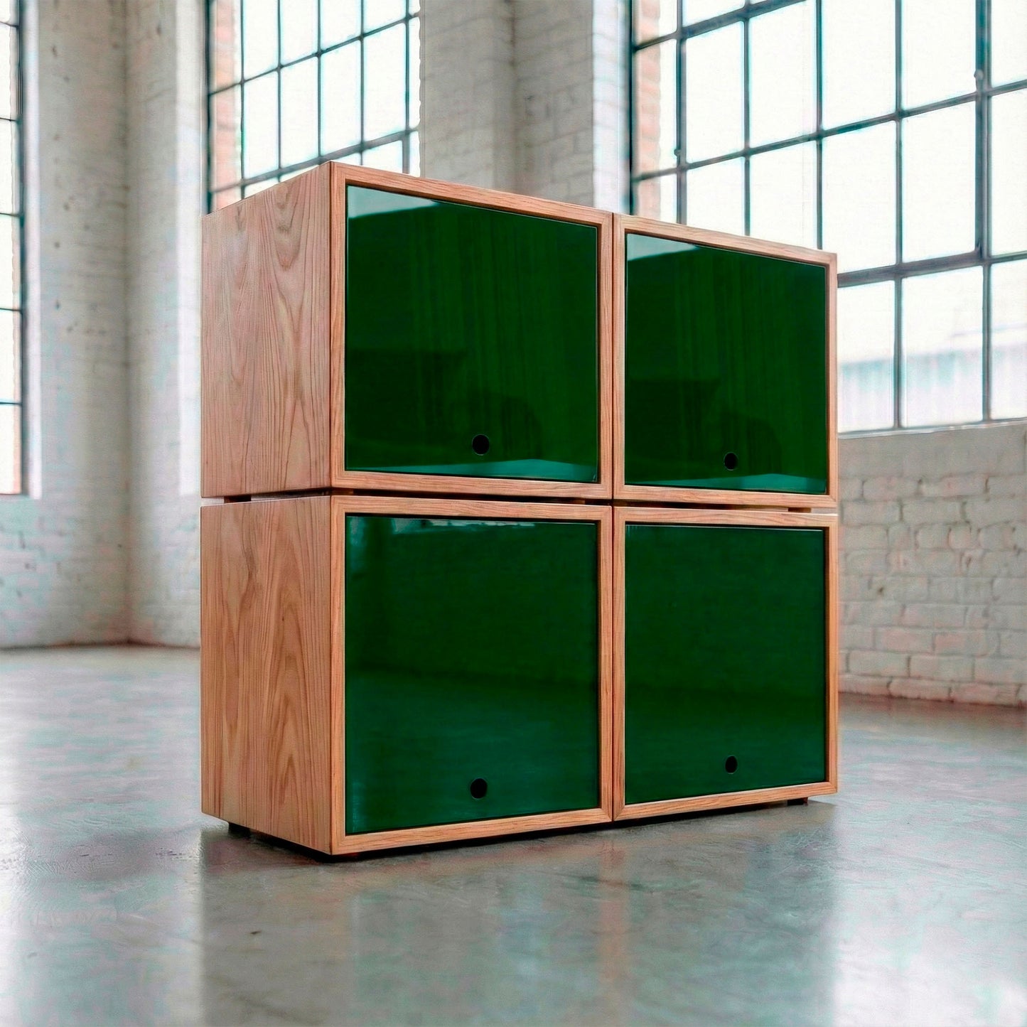 Meuble de rangement en bois de noyer massif pour disques vinyles avec quatre cubes pleins.
