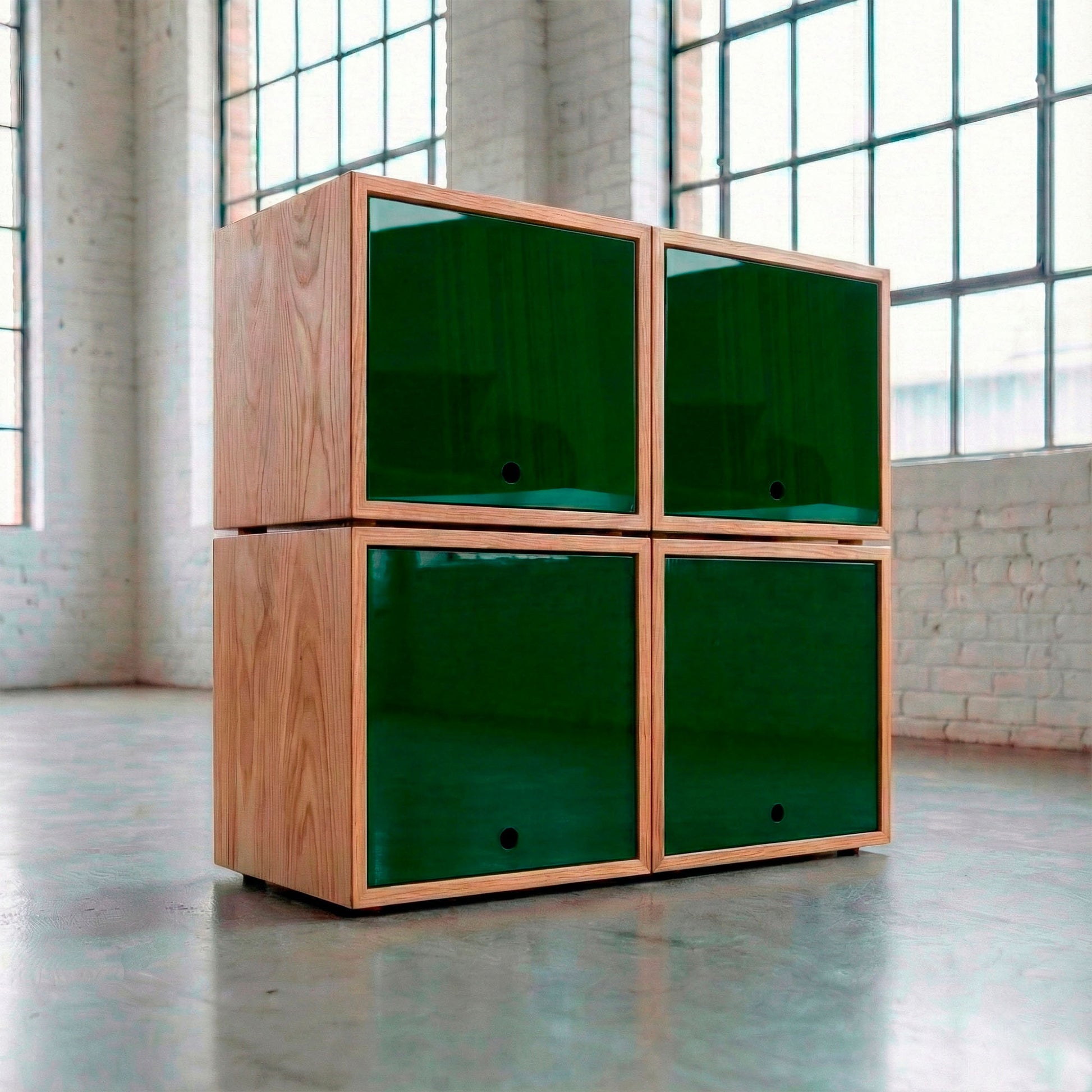 Meuble de rangement en bois de noyer massif pour disques vinyles avec quatre cubes pleins.