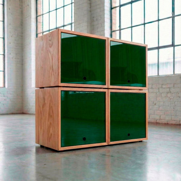Meuble de rangement en bois de noyer massif pour disques vinyles avec quatre cubes pleins.