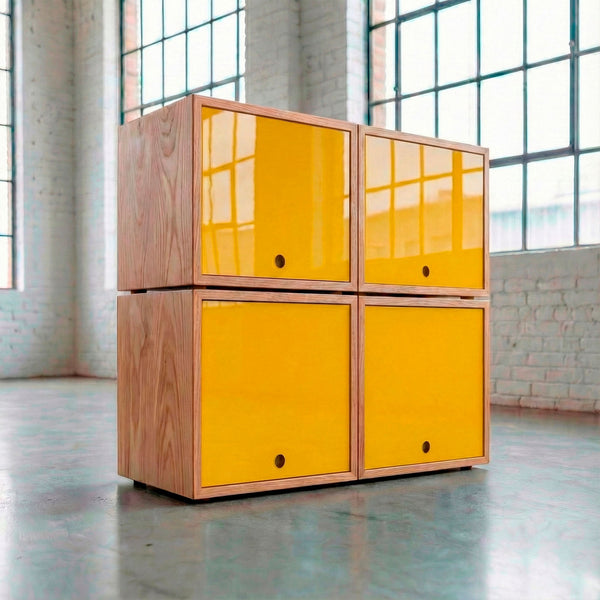 Stapelbare Holzwürfel zur Aufbewahrung von Vinyl-Schallplatten.