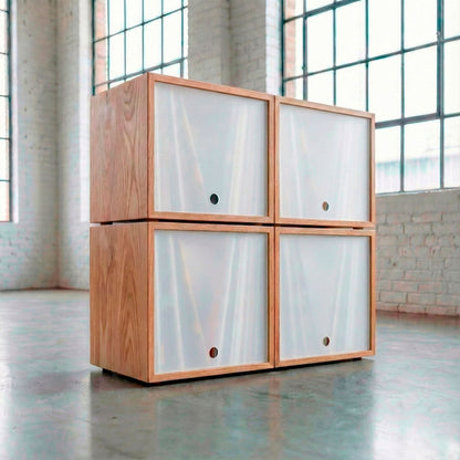 Modulares Holzregal für umfangreiche Schallplattensammlung im Industrie-Loft-Design.