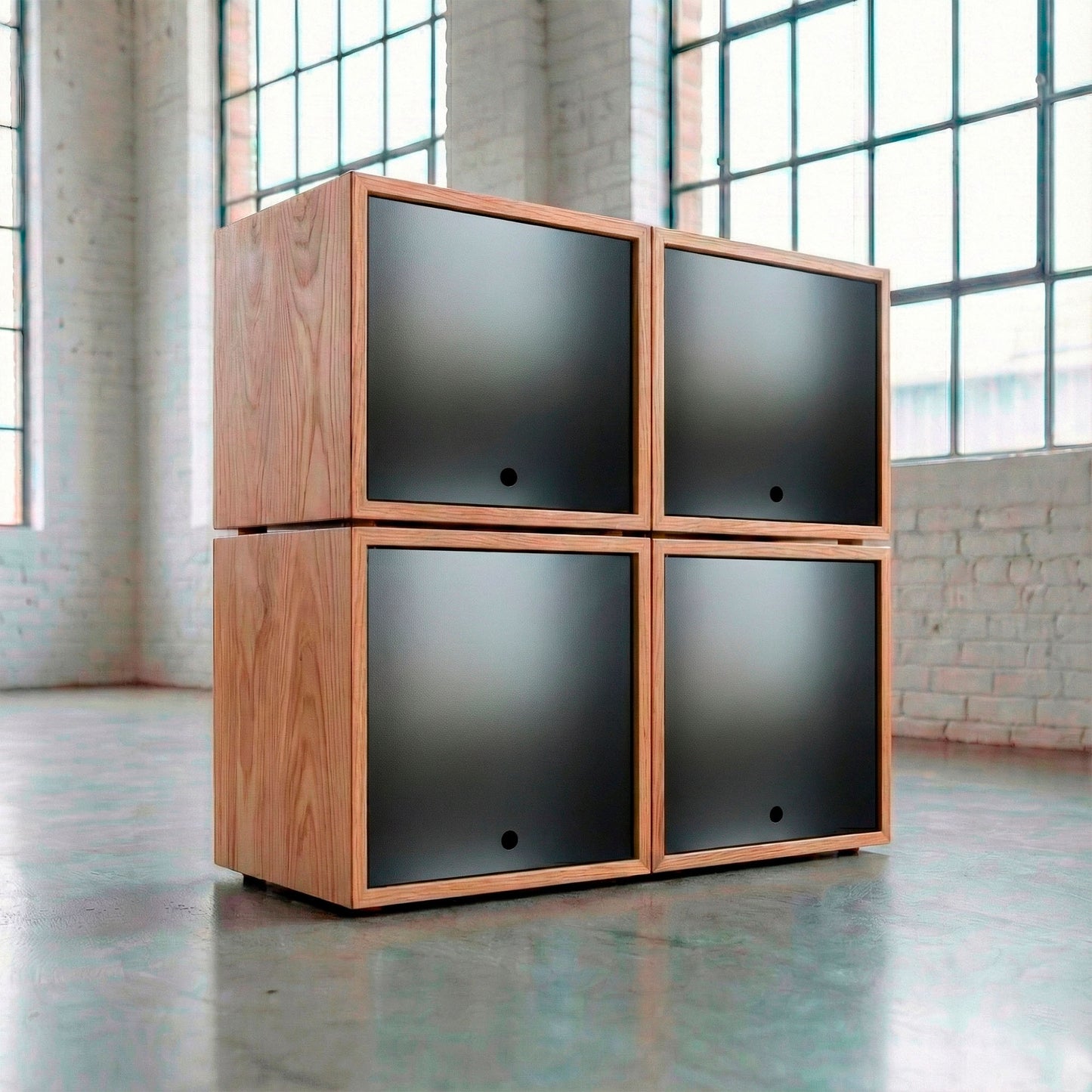 Massivholz-Schallplattenregal aus Nussbaum mit vier gefüllten Würfeln für LPs.