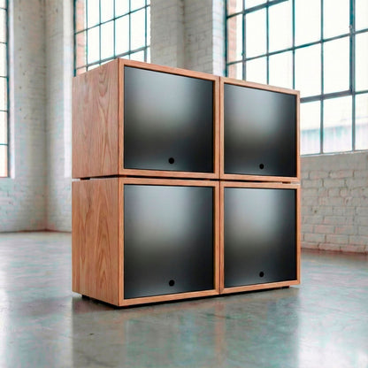 Massivholz-Schallplattenregal aus Nussbaum mit vier gefüllten Würfeln für LPs.