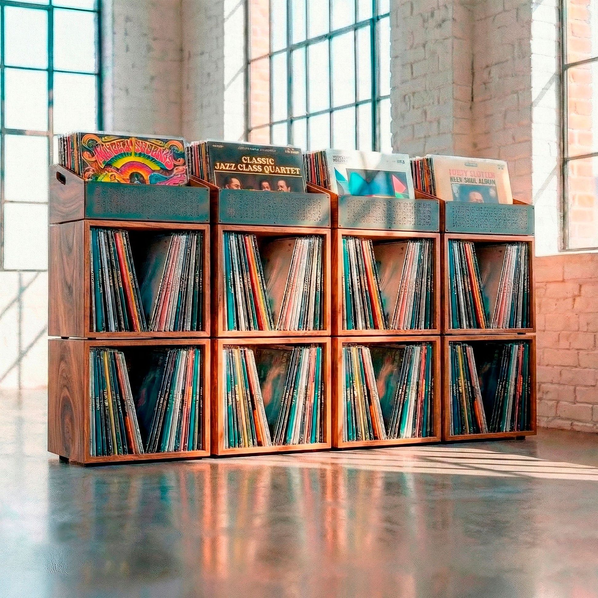 Sistema modular de almacenamiento de discos de vinilo en nogal con múltiples estantes para exhibir álbumes LP, ideal para coleccionistas.