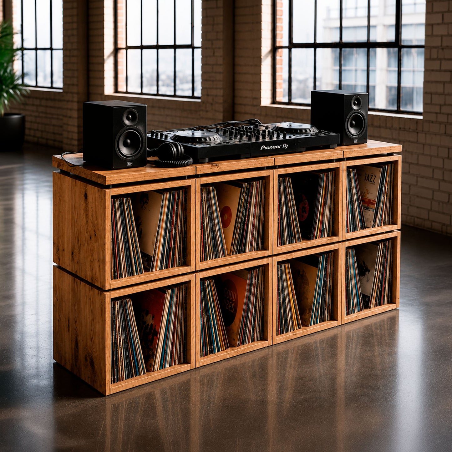 Console portaoggetti in vinile in legno massello con piano girevole — The Station di Keep Them Spinning
