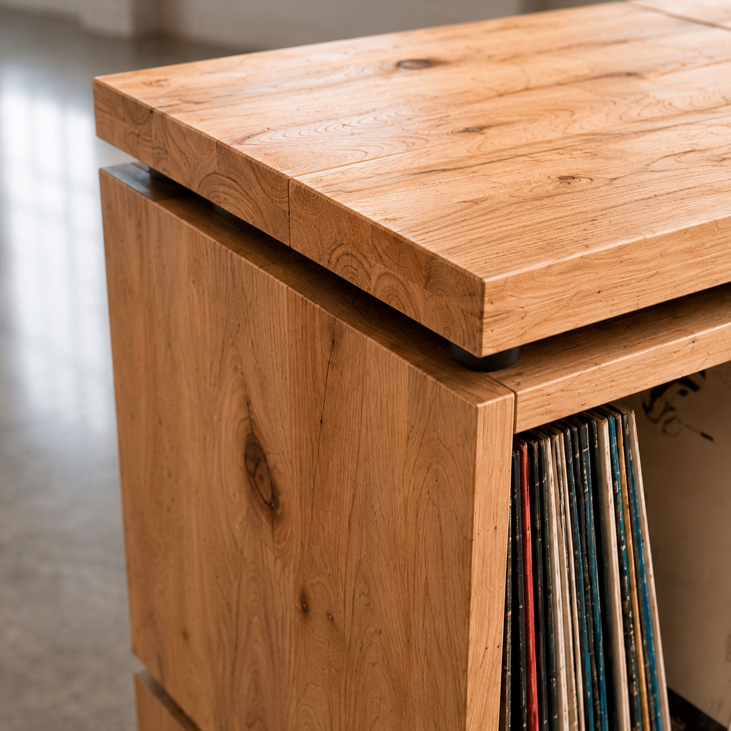 Il supporto per giradischi Station con piatto girevole sul piano in legno massello