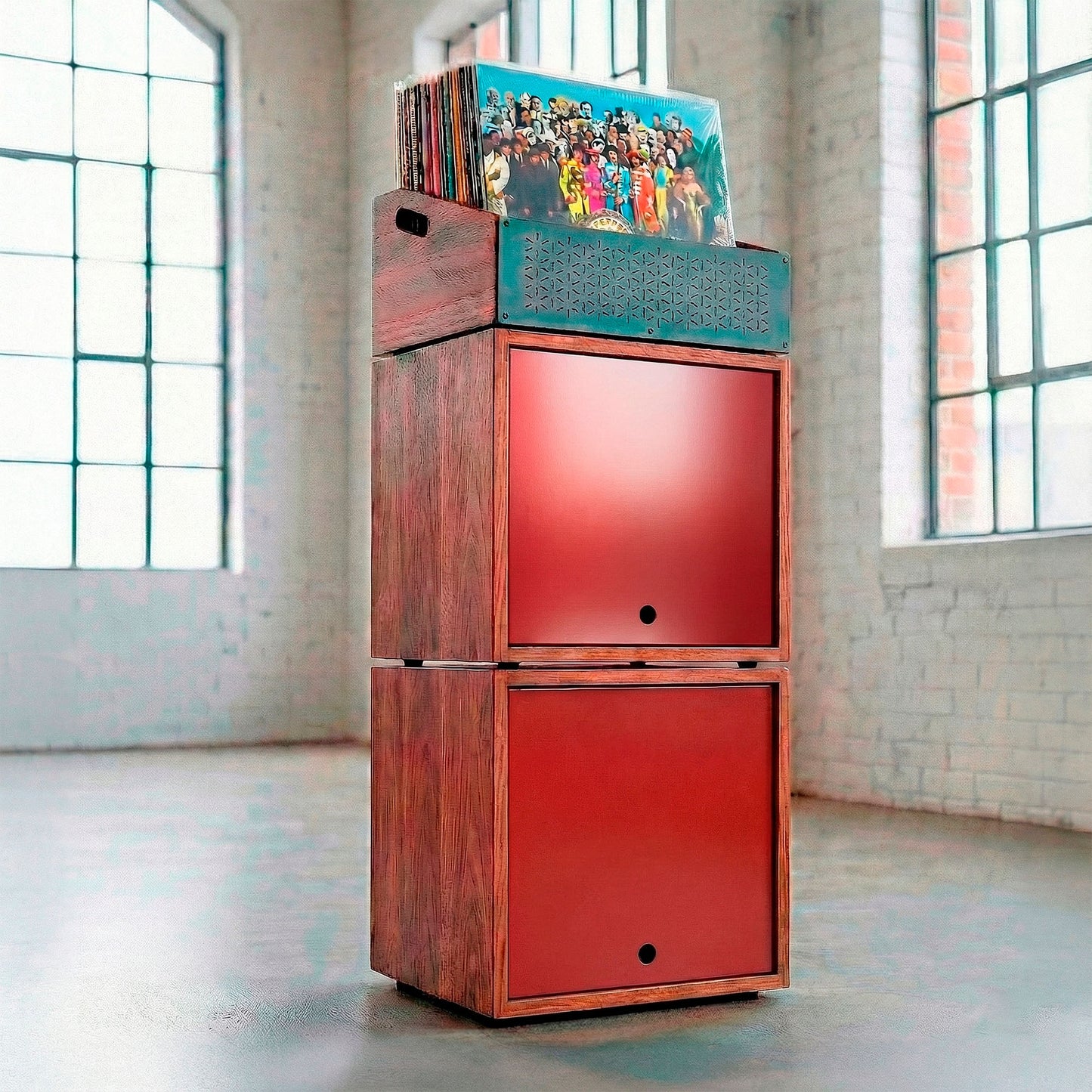 Hochwertiger Schallplattenständer aus Massivholz in einem modernen Wohnraum.