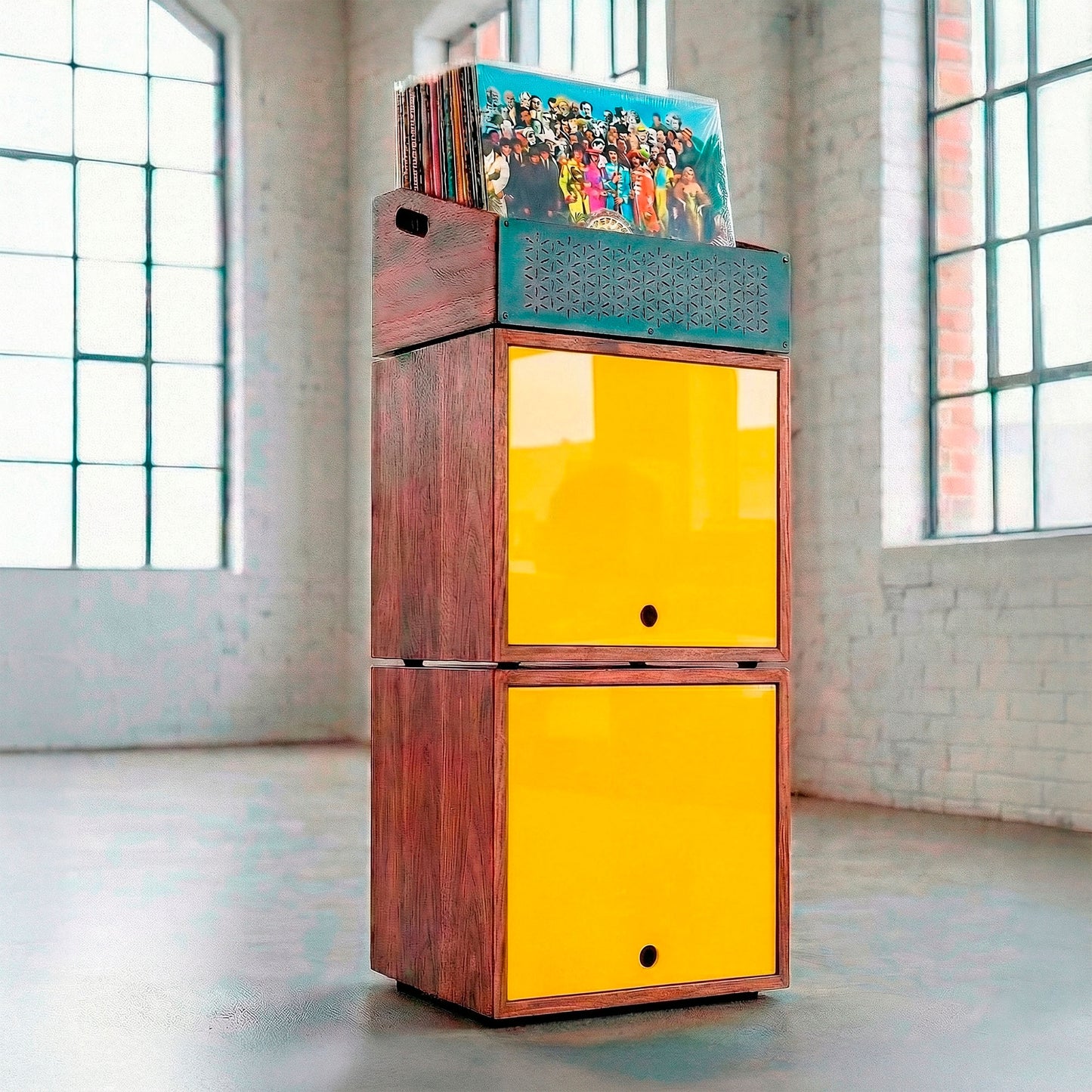 Porta vinili a torre composto da tre casse di legno impilabili.