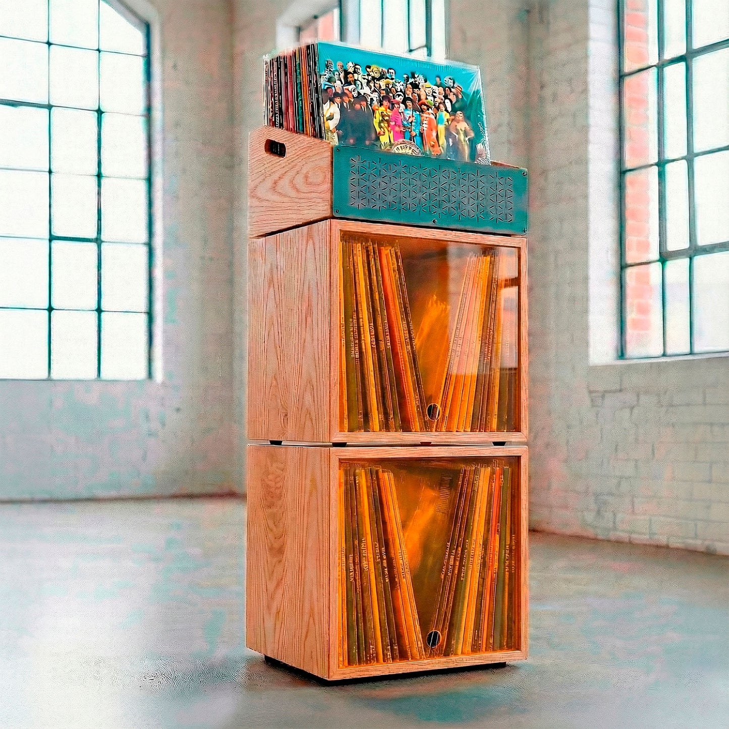 Sistema de cajas de madera rústica para organizar una gran colección de vinilos.