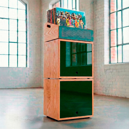 Torre de tres cajones apilables para vinilos LPs en un entorno tipo loft.