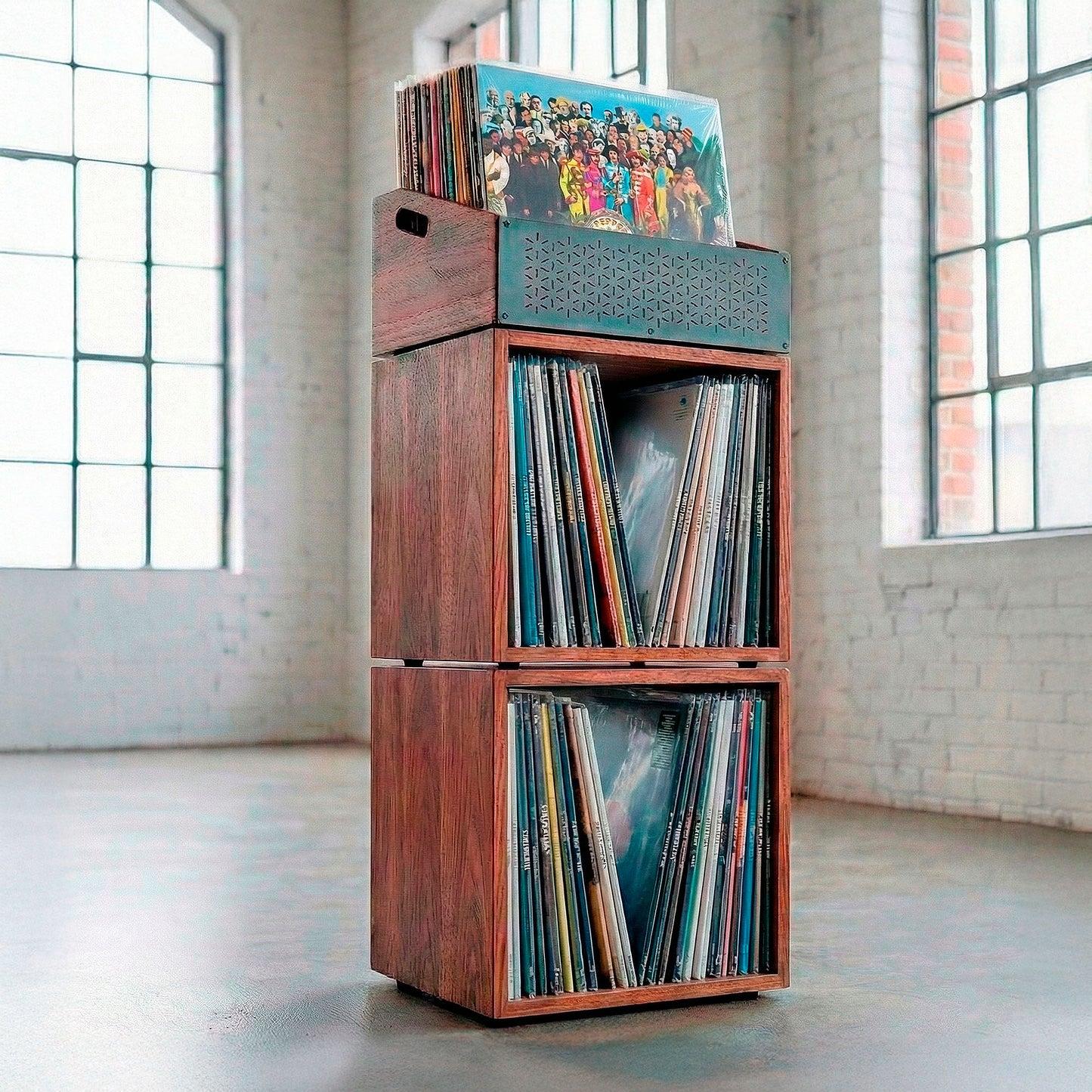 Stapelbare Schallplattenkisten aus dunklem Holz für die LP-Aufbewahrung.