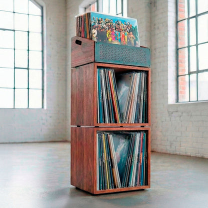 Stapelbare Schallplattenkisten aus dunklem Holz für die LP-Aufbewahrung.