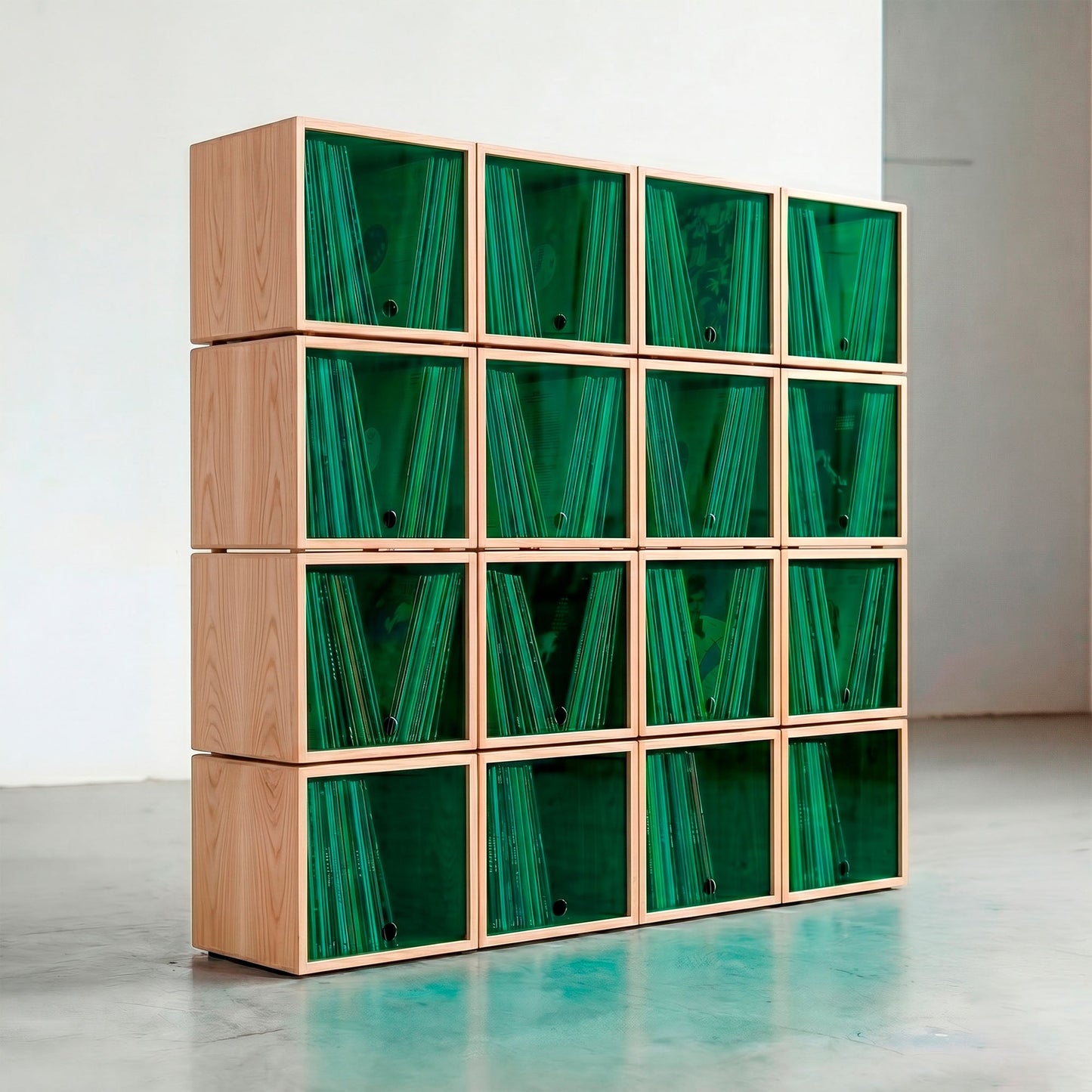 Moderno estante modular de almacenamiento de discos de vinilo de 16 cubos en madera clara con puertas acrílicas translúcidas de color verde.