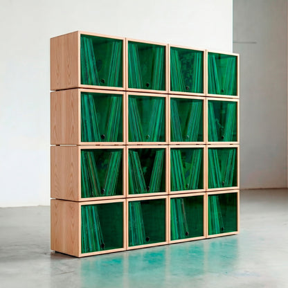 Moderno estante modular de almacenamiento de discos de vinilo de 16 cubos en madera clara con puertas acrílicas translúcidas de color verde.