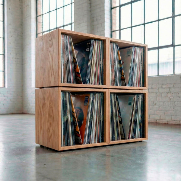 Mueble de madera maciza para almacenamiento de discos de vinilo con cuatro cubos llenos.