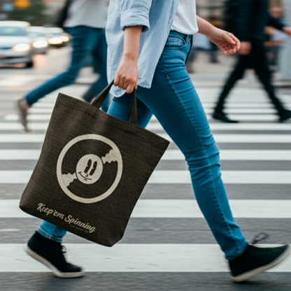 mujer caminando por la calle con una bolsa para llevar discos de vinilo