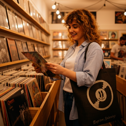 mujer con bolsa de tela mirando un vinilo en una tienda