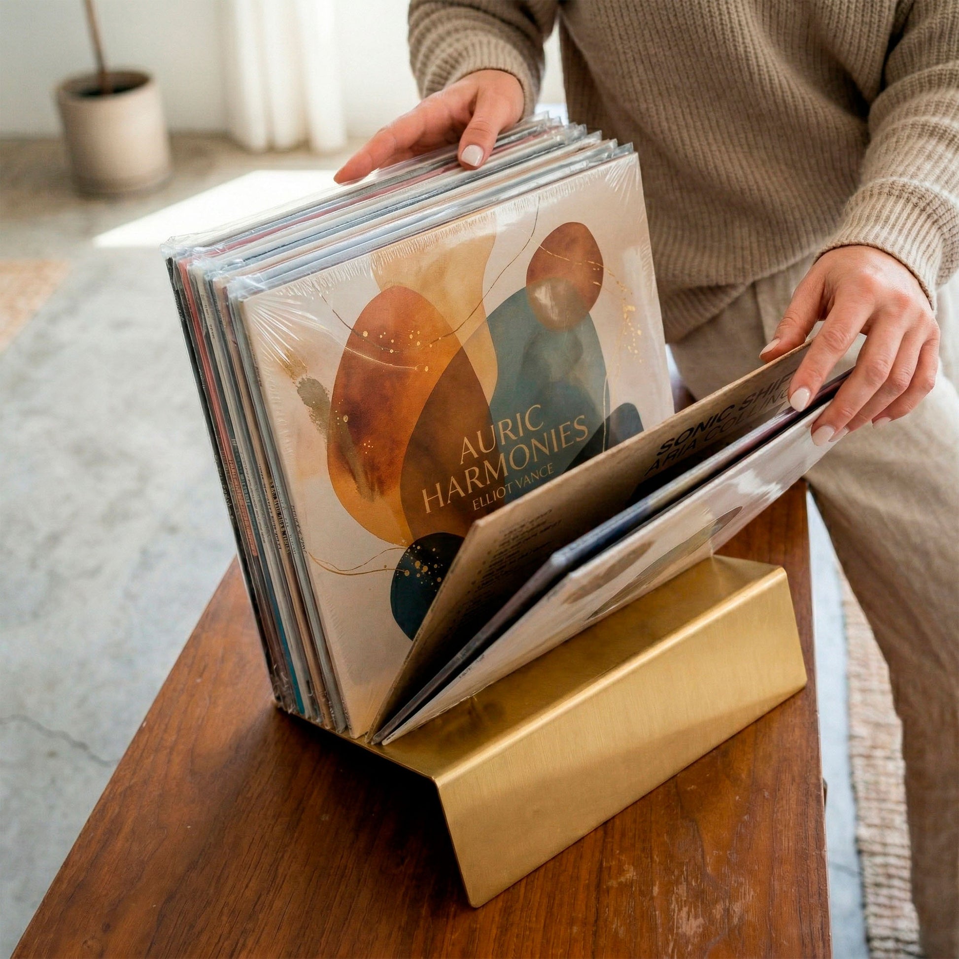 Moderno soporte para discos de vinilo en ángulo de metal negro con una colección de álbumes LP.