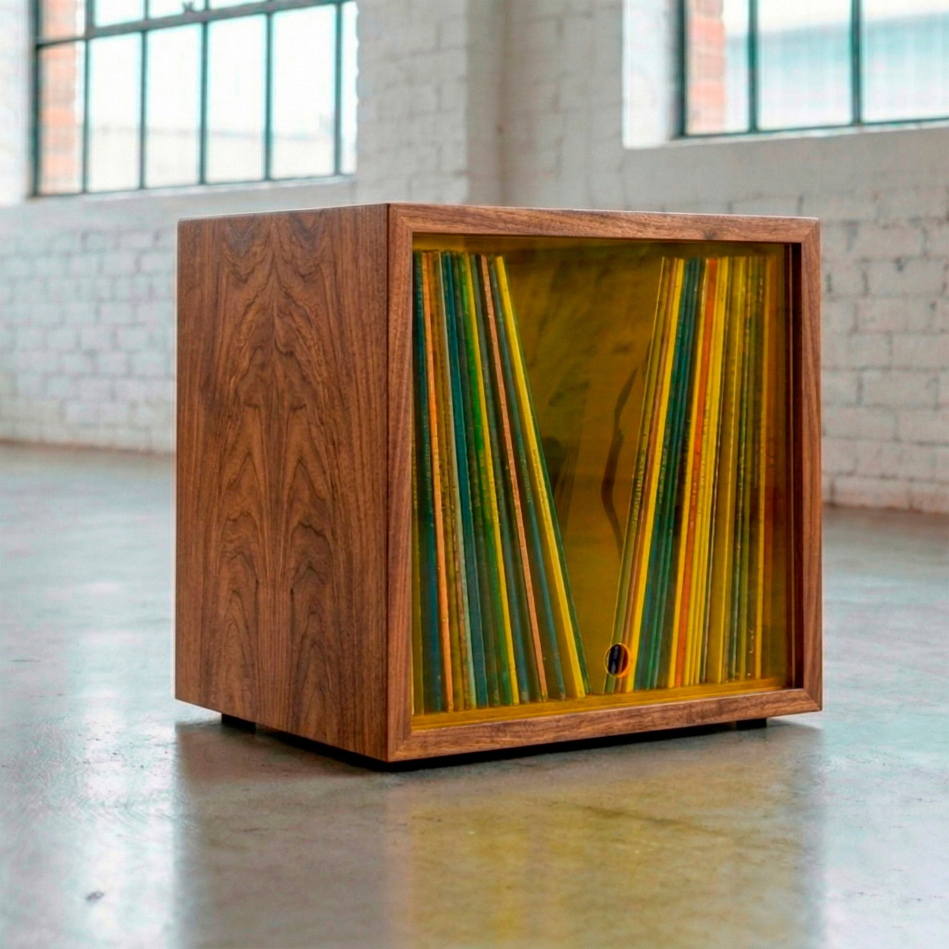 Minimalistisches, schwebendes Regal aus Massivholz mit dünner, freitragender Metalloberfläche für moderne Interieurs