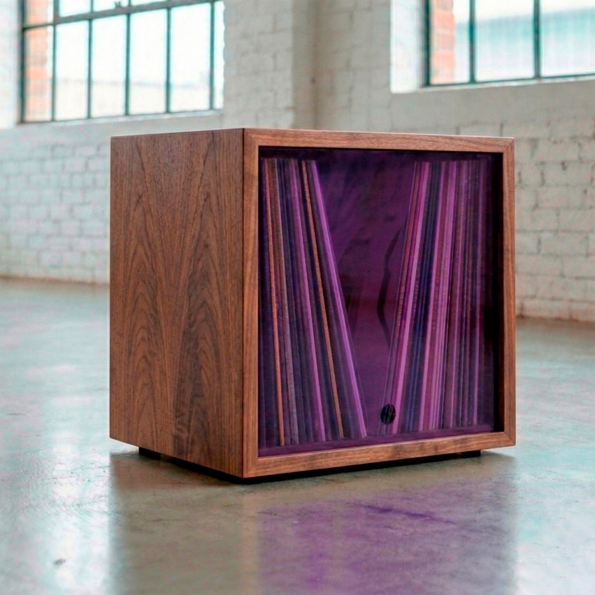 Moderner würfelförmiger Aufbewahrungsschrank aus Holz mit glänzender, waldgrüner Tür und minimalistischem Design.