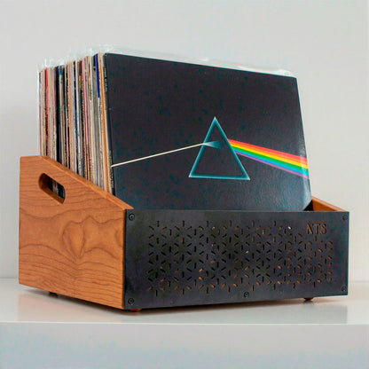 Organizador de discos de vinilo en madera sobre aparador, con tocadiscos y ambiente cálido en casa