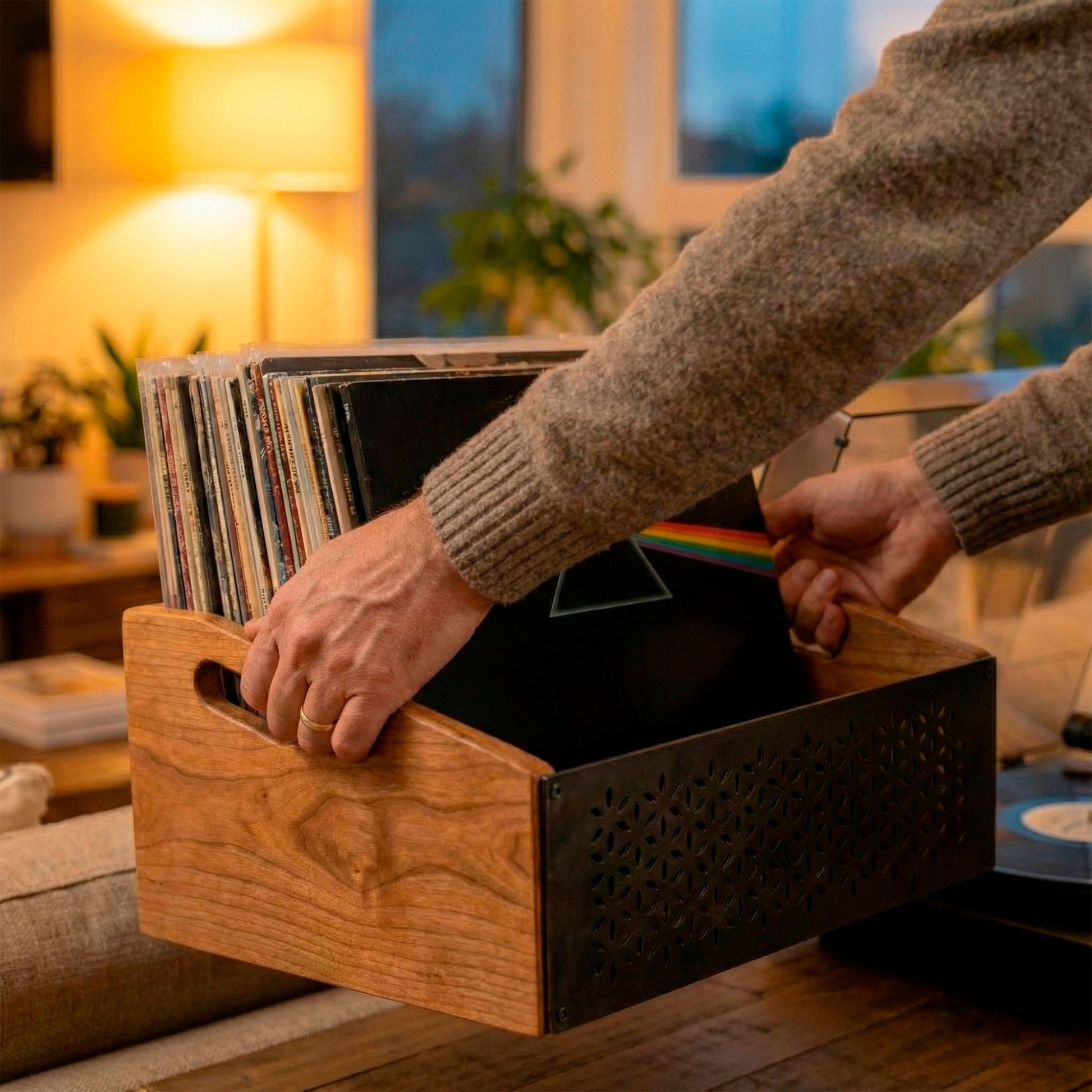 Soporte para vinilos en vertical en mueble de salón, colección de discos lista para poner en el tocadiscos