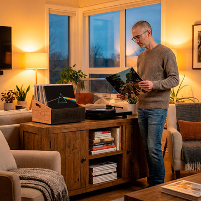 Almacenamiento de vinilos premium en madera, soporte de mesa para discos junto a tocadiscos en salón moderno