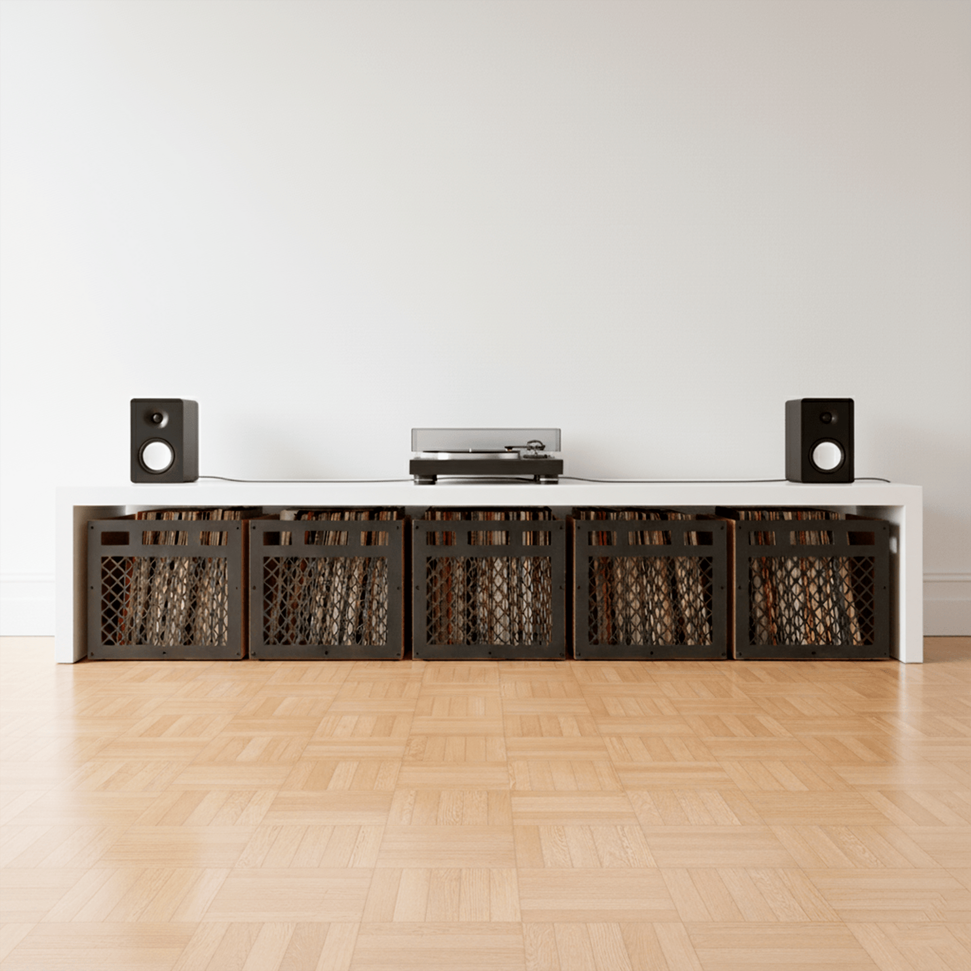 un salón con cinco cajas de madera llenas de discos de vinilo, sobre las cajas hay un mueble blanco con un tocadiscos y dos altavoces negros