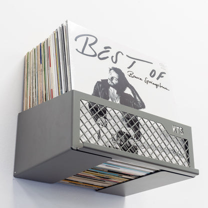 soporte de metal con 50 discos de vinilo