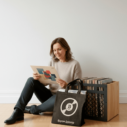 Mujer de 50 años colocando discos de vinilo recién comprados