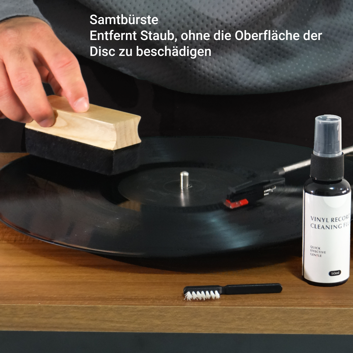 Antistatische Samtbürste, die Reinigungsflüssigkeit für Schallplatten aufträgt und so eine effektive Reinigung gewährleistet.