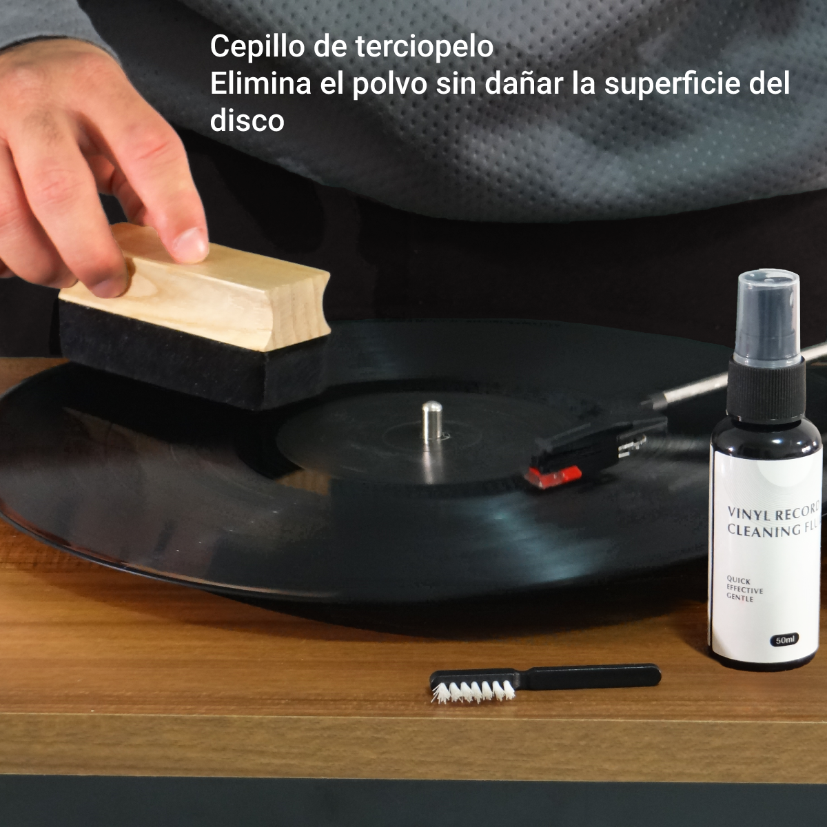 Cepillo de terciopelo antiestático aplicando líquido para limpiar discos de vinilo, garantizando una limpieza eficaz.