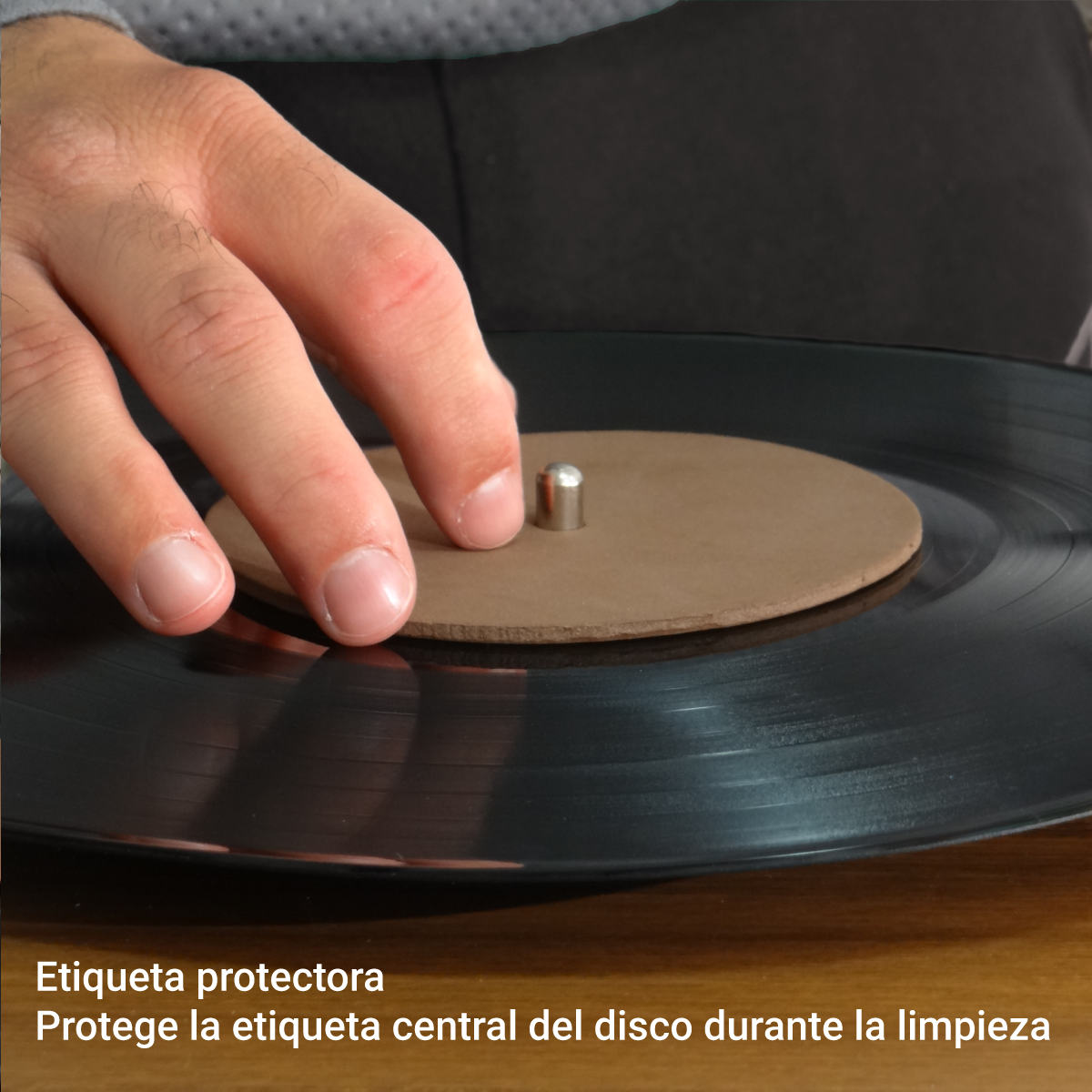 Protección de etiquetas para discos de vinilo, facilitando la limpieza sin dañar la superficie.