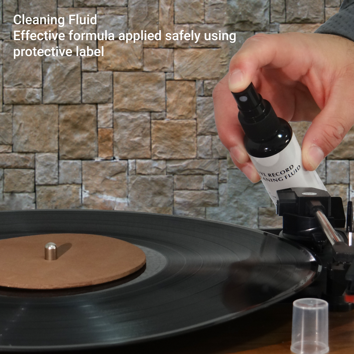 Applying vinyl record cleaner with label protection, ensuring a complete and safe cleaning.