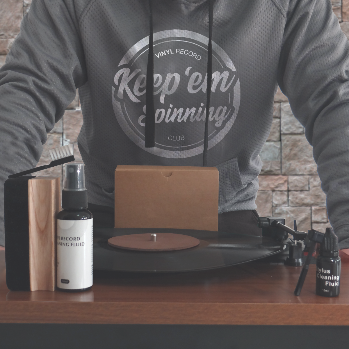 Español: Kit de limpieza para discos de vinilo con limpiador de vinilos, cepillo y accesorios esenciales.
English: Vinyl record cleaning kit with record cleaner, brush, and essential accessories.
Deutsch: Reinigungsset für Vinyl-Schallplatten mit Schallplattenreiniger, Bürste und unverzichtbarem Zubehör.